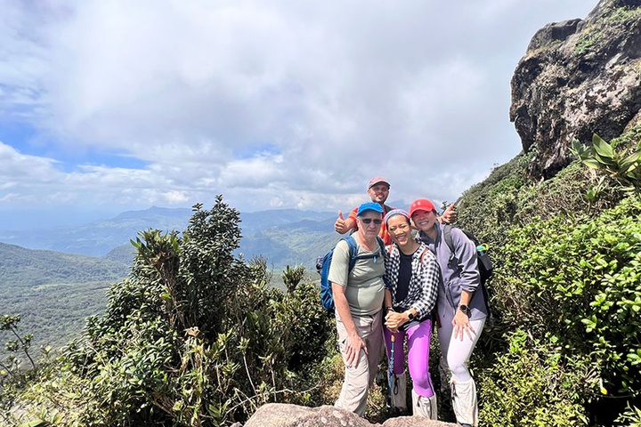 Hiking Knuckles Tour
